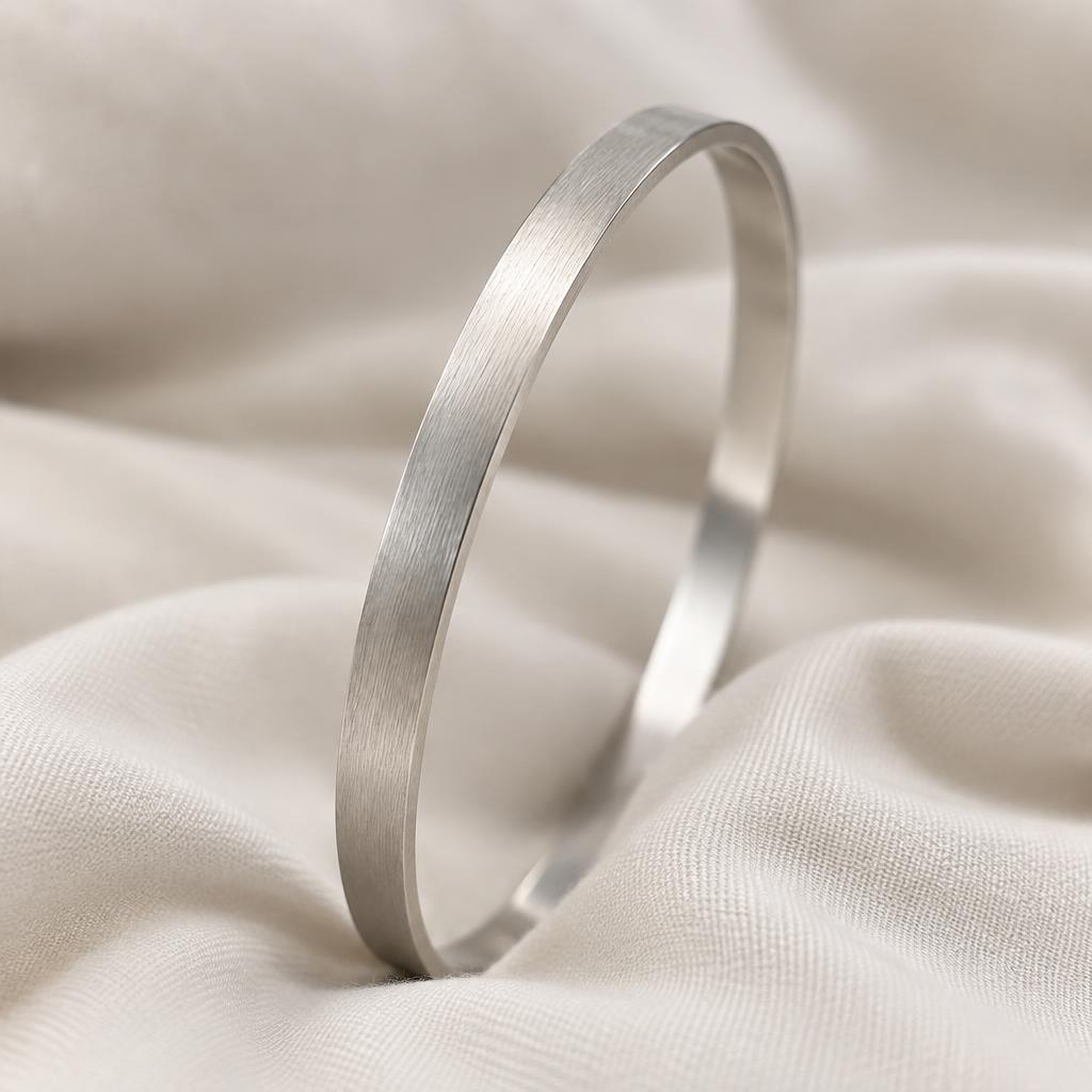 Kiran Slim Bangle — finish and detail